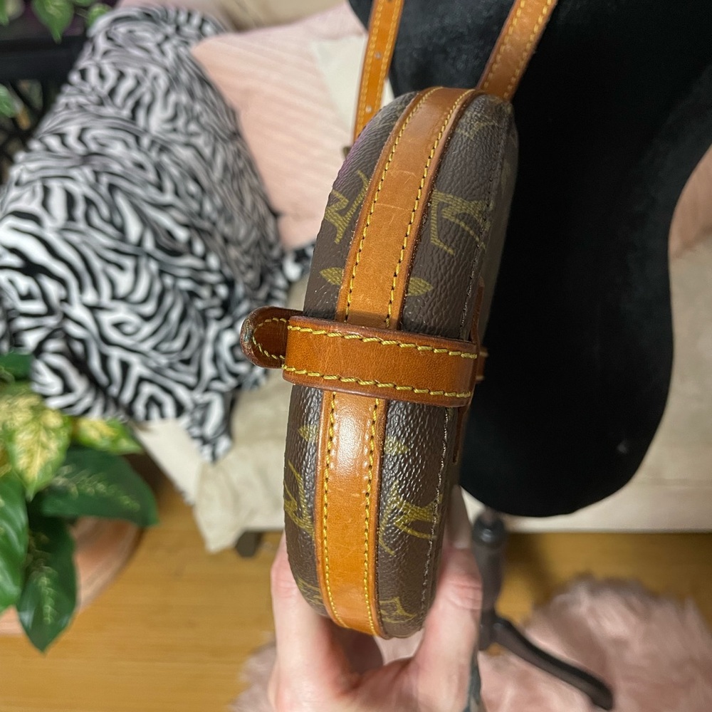Louis Vuitton Chantilly crossbody bag - Picture 8 of 14